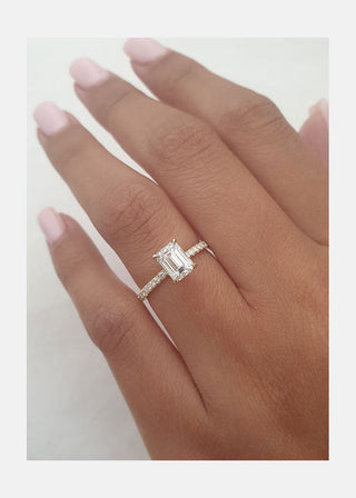 Bague de fiançailles avec halo caché en diamants et moissanite pavée taille émeraude de 1,5 ct