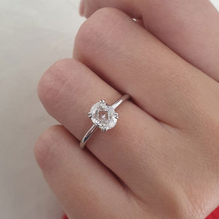 Anillo de compromiso con diamante de moissanita en engarce abierto y doble garra ovalada de 1,0 ct