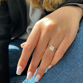 Anillo de compromiso solitario de diamante moissanita con halo oculto y corte princesa de 1,0 ct