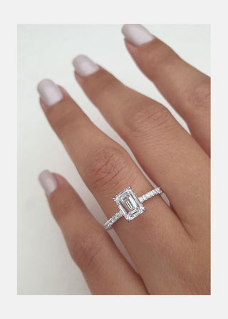 Bague de fiançailles avec halo caché en diamants et moissanite pavée taille émeraude de 1,5 ct