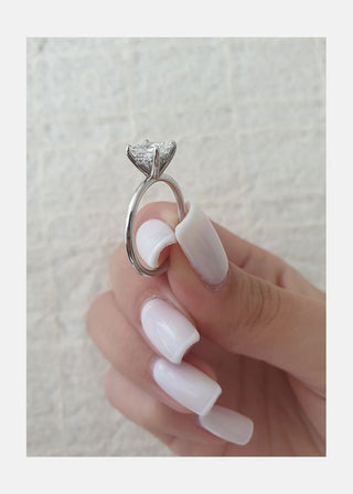 Anillo de compromiso solitario de diamante moissanita con halo oculto y corte princesa de 1,0 ct