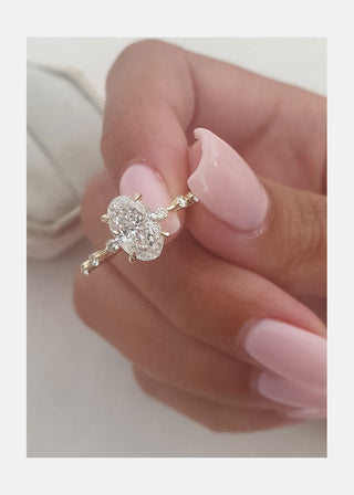 Anillo de compromiso pavé de diamantes y moissanita de cuatro puntas ovaladas alargadas de 1,50 ct