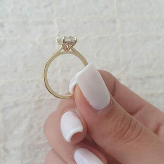 Anillo de compromiso con halo oculto de moissanita en forma de esmeralda de 1,6 quilates