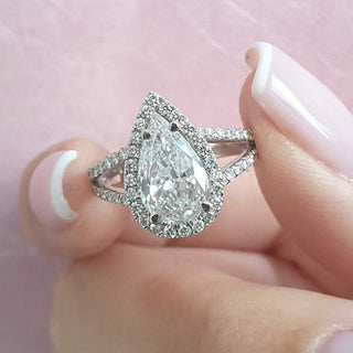 Bague de fiançailles en moissanite avec halo en forme de poire et tige fendue de 2,25 ct