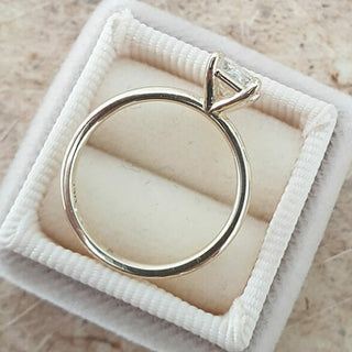 Anillo de compromiso solitario de moissanita con forma radiante de 1,04 quilates