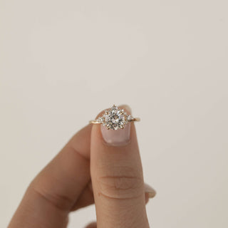 Anillo de compromiso de diamantes de moissanita en racimo solitario redondo de 1,05 quilates en oro macizo