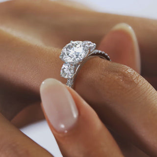 Bague de fiançailles pavée de diamants en moissanite ronde à trois pierres 2CT pour elle