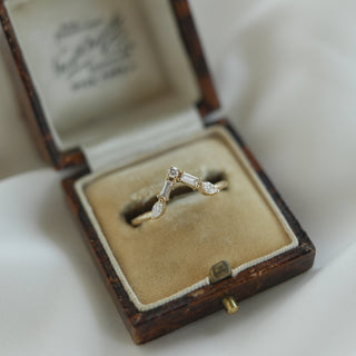 Alliance de mariage incurvée en moissanite ronde, baguette et marquise de 0,34 TCW