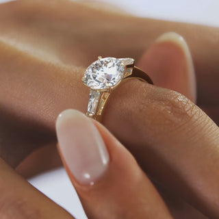 Bague de fiançailles à trois pierres en diamant et moissanite sertie de cathédrale ronde 2 carats pour femme