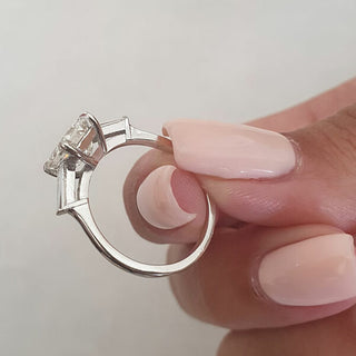 Bague de fiançailles à trois pierres en moissanite taille émeraude de 2,23 ct