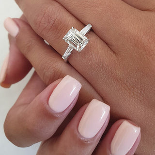 Bague de fiançailles à trois pierres en moissanite taille émeraude de 2,23 ct