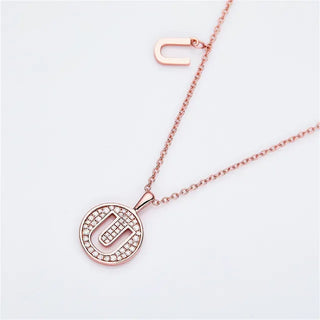 Collar de diamantes de moissanita con la letra "U" para mujer