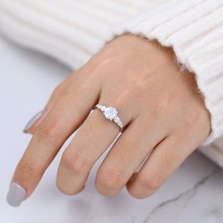 Bague de fiançailles à sept pierres en moissanite de forme ronde de 0,88 ct