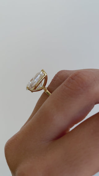 Anillo de compromiso solitario de moissanita de talla pera de 5,75 quilates