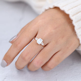 Bague de fiançailles en grappe de moissanite en forme d'émeraude de 1,06 ct