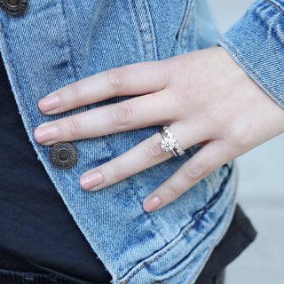 Alianza de boda de eternidad completa con bisel de talla brillante redonda 