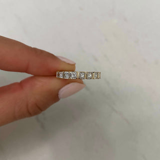 Alianza de boda de moissanita Asscher con diamantes engastados en bisel de 1,62 quilates