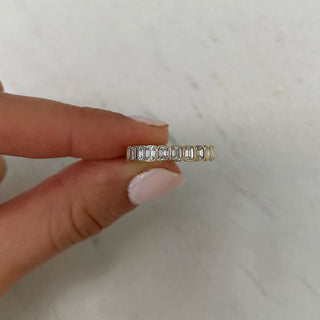 Alianza de boda de moissanita con bisel de diamantes de talla esmeralda de 1,98 ct para mujer