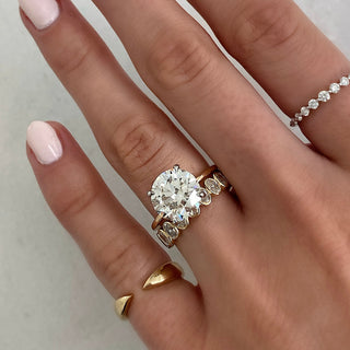 Alianza de boda de oro blanco con diamantes ovalados de moissanita engastados en bisel de 1,62 ct