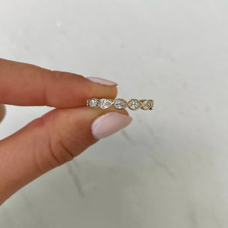 Alianza de boda con diamantes engastados en bisel y moissanita en forma de pera de 1,12 ct