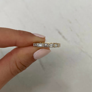 Alianza de boda de moissanita con corte esmeralda y diamantes engastados en bisel de 1,44 ct