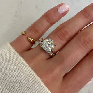 Alliance de mariage en diamants éternité sertis d'une lunette et d'une moissanite taille émeraude