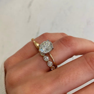 Alianza de boda con diamantes ovalados de moissanita engastados en bisel de 1,93 ct