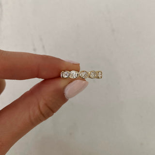 Alianza de boda con diamantes ovalados de moissanita engastados en bisel de 1,93 ct