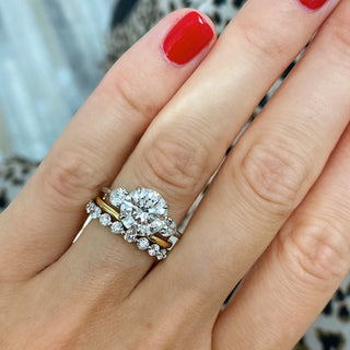 Alliance de mariage en diamant à griffes simples et moissanite à taille ronde pour elle 