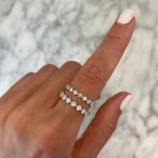 Alliance de mariage en diamant à griffes simples et moissanite à taille ronde pour elle 