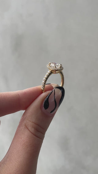 Anillo de compromiso con halo y pavé de moissanita de talla pera de 1,41 quilates