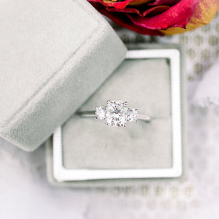 Bague de fiançailles en diamants à trois pierres en moissanite avec coussin allongé de 2,50 ct