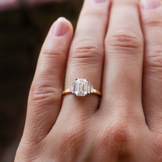 Anillo de compromiso de oro amarillo macizo de 18 quilates con 5 piedras de moissanita de corte esmeralda de 1,60 quilates