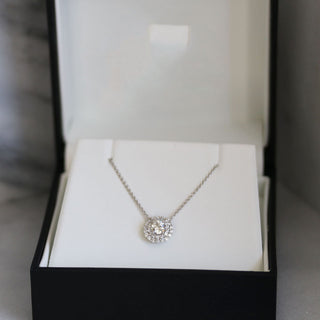 Collier avec diamants Moissanite taille brillant rond et monture halo