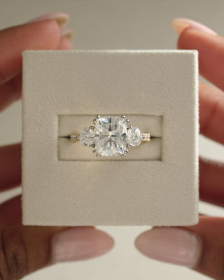 2.0CT-3.0CT Cushion Cut Moissanite Three Stone Diamond Engagement Ring