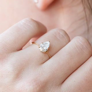 Bague de fiançailles en diamant moissanite à tige fendue en forme de poire de 1,93 ct pour elle