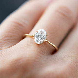 Bague de fiançailles solitaire en moissanite à tige fendue ovale de 1,33 ct