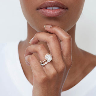 Bague de fiançailles en diamants taille émeraude avec halo en moissanite et sertissage en cathédrale de 1,91 ct avec sertissage pavé