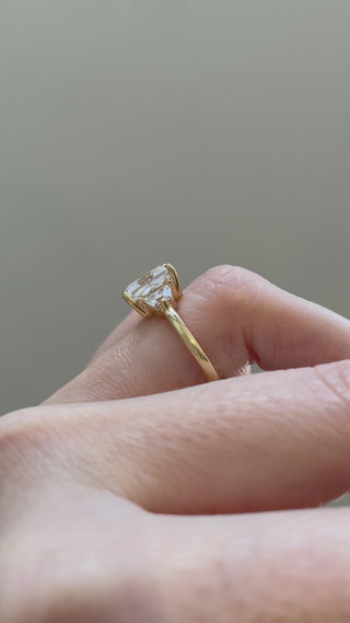 Anillo de compromiso de tres piedras con moissanita de corte radiante de 1,50 quilates