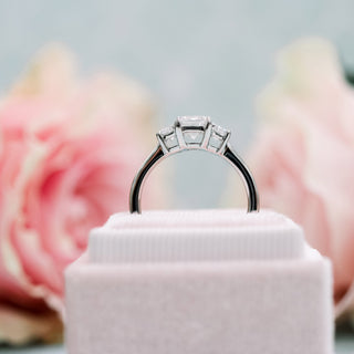 Bague de fiançailles en diamants à trois pierres en moissanite taille émeraude de 2,75 ct sertie de cathédrale pour femme