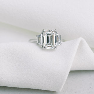 Bague de fiançailles en diamants à trois pierres en moissanite taille émeraude de 2,75 ct sertie de cathédrale pour femme