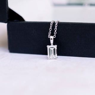 Collier à superposer avec diamants et moissanite solitaire taille émeraude