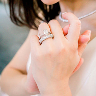 Alianza de boda de eternidad completa con diamantes de moissanita de talla esmeralda de 4,80 cts