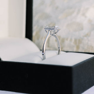 Anillo de compromiso solitario con diamante de moissanita y halo de talla esmeralda de 1,0 ct