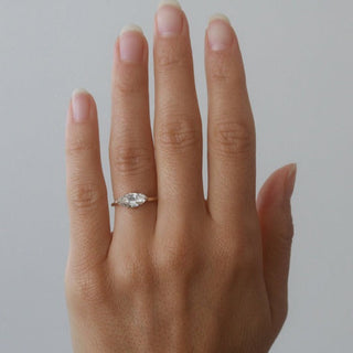 Anillo de compromiso con halo oculto de moissanita y diamantes de talla marqués Este-Oeste de 1,18 quilates