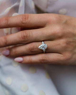 Anillo de compromiso de moissanita de tres piedras en forma de pera de 3,30 quilates