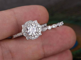 0.75 CT Round Shaped Moissanite Vintage Halo Bridal Ring Set