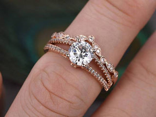 Bague de mariage en moissanite solitaire à taille ronde et tige fendue de 1,0 ct