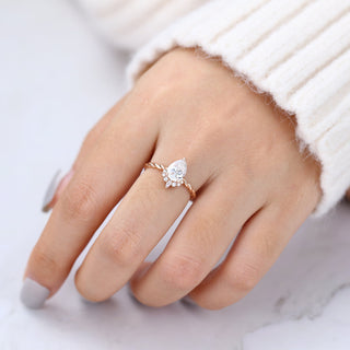 Bague de fiançailles en grappe de moissanite en forme de poire de 0,90 ct