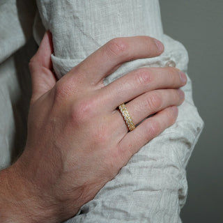 Alianza de boda para hombre estilo pluma con piedras redondas 